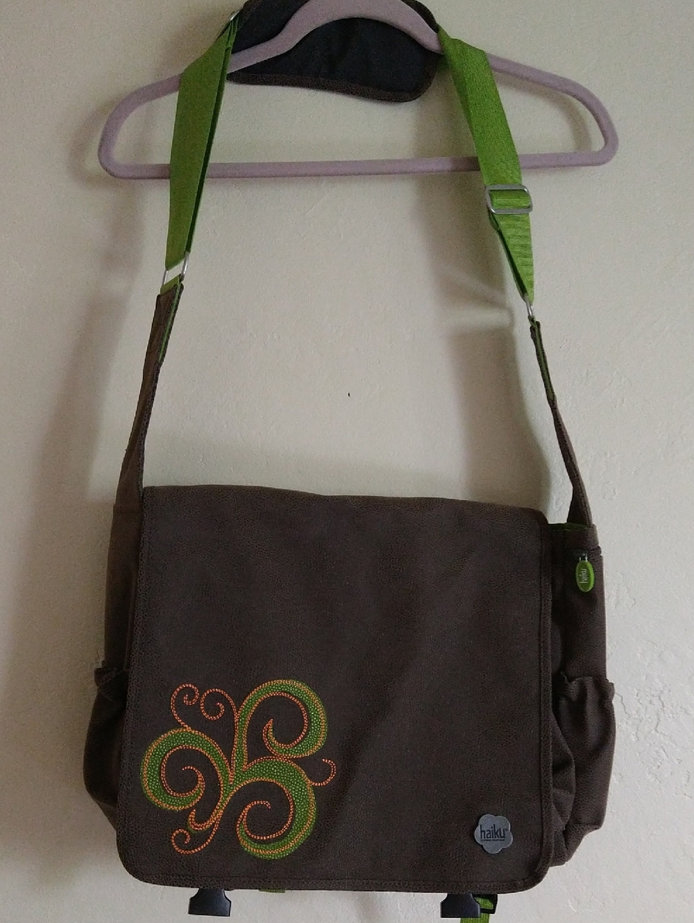 Haiku The Ultimate Messenger Bag Brown with Green Accent